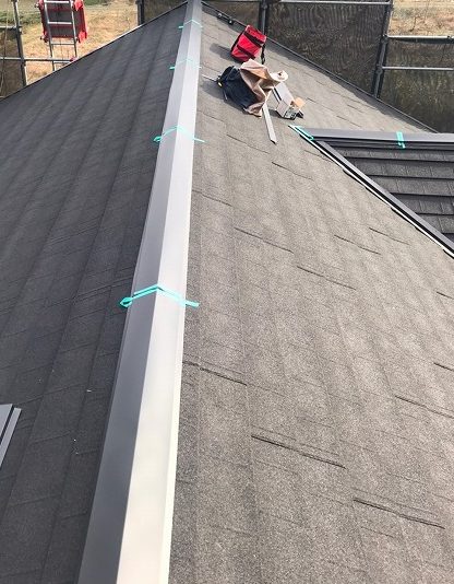 スレート屋根から横暖ルーフを使った屋根カバー工事を行いました！川口市屋根カバー工事　横暖ルーフαｓ　ニチハ　センタールーフ　スレートボロボロ　ガルバリウム鋼板　